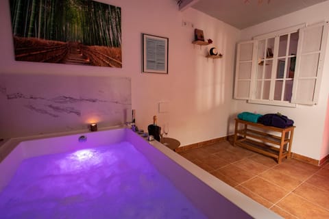 Hot Tub, Hot Tub, Spa and wellness centre/facilities