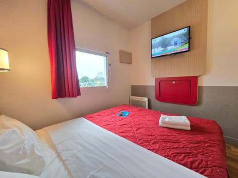 Bed, TV and multimedia, Photo of the whole room, Bedroom, towels