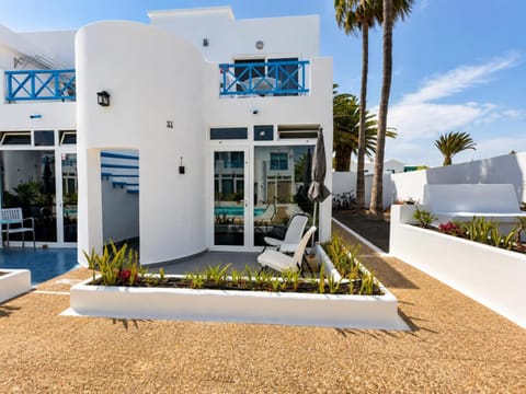 Facade/entrance, Off site, Balcony/Terrace