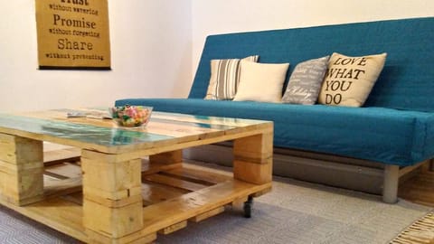 TV and multimedia, Living room, Decorative detail, Seating area, On site