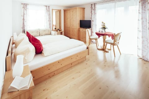 TV and multimedia, Photo of the whole room, Bedroom