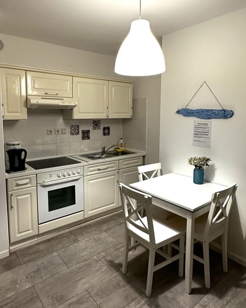 Kitchen or kitchenette, Living room, Lunch, pet friendly, stove, kitchen