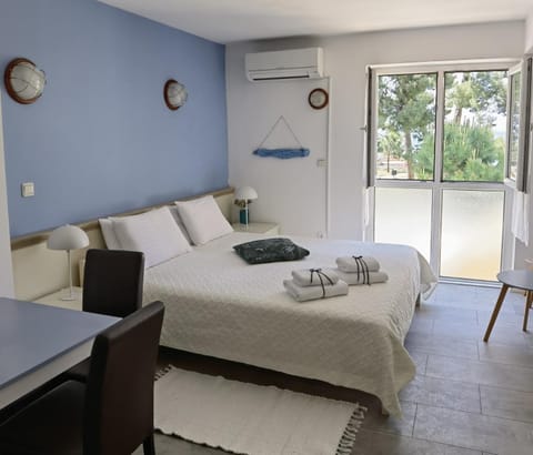 Bed, Photo of the whole room, Bedroom, air conditioner