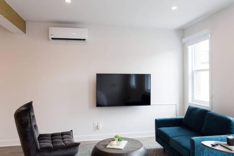 TV and multimedia, Living room, Seating area, Evening entertainment, air conditioner