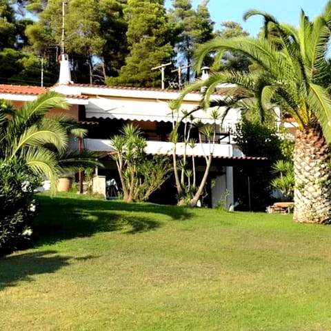 Property building, Day, Natural landscape, Garden, Garden view