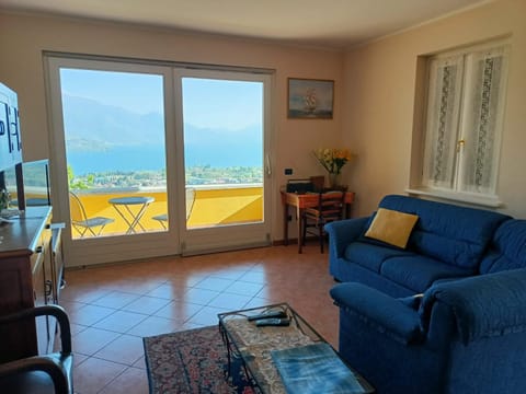 Natural landscape, View (from property/room), Balcony/Terrace, Living room, Seating area, Mountain view