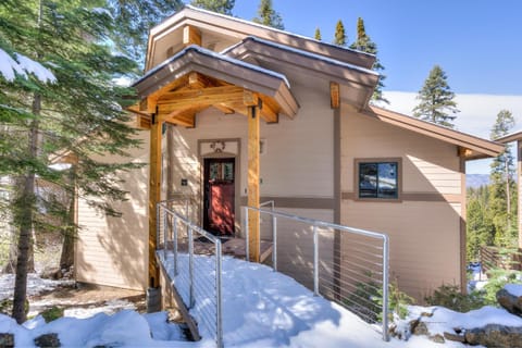 Canyons Crest House in Yosemite Park Way