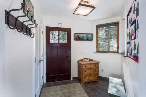 Canyons Crest House in Yosemite Park Way