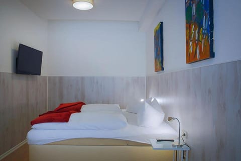 Bed, TV and multimedia, Photo of the whole room, Bedroom, towels