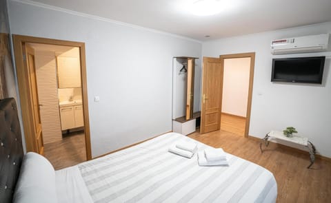 Bed, TV and multimedia, Photo of the whole room, Bedroom, towels, wardrobe, air conditioner