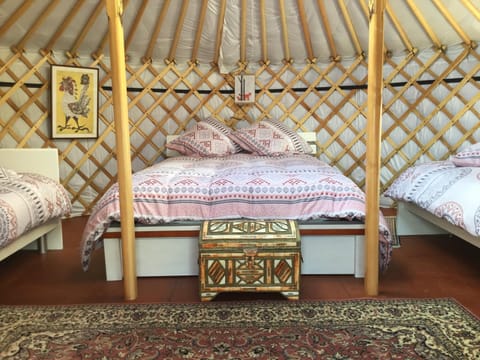 Bed, Photo of the whole room, Decorative detail, Bedroom, Family