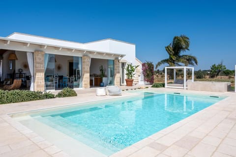 Property building, Patio, Day, Pool view, Swimming pool, sunbed