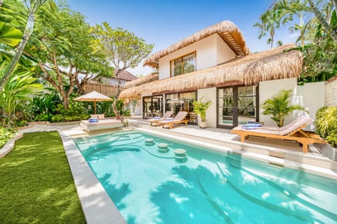 Villa Aurora - Private 6 BDR Villa in Seminyak, prime Location, Pool & Garden Villa in Kuta