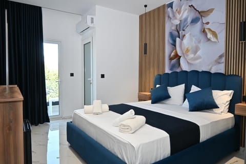 Photo of the whole room, Bedroom, towels