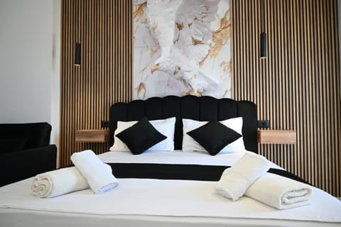 Photo of the whole room, towels