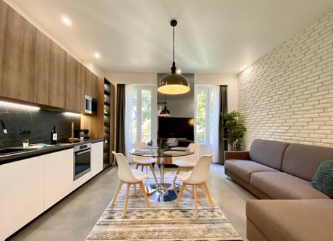 TV and multimedia, Coffee/tea facilities, Kitchen or kitchenette, Living room, Dining area