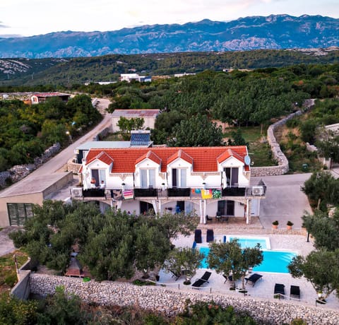 Property building, Day, Neighbourhood, Natural landscape, Bird's eye view, Mountain view, Pool view, Swimming pool, Location