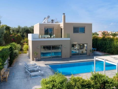 Property building, Swimming pool, sunbed