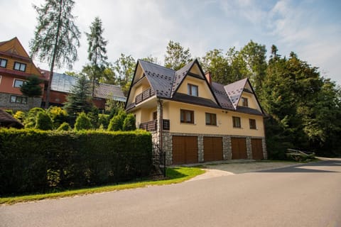 Property building, Facade/entrance, Day, Neighbourhood, Natural landscape, Street view