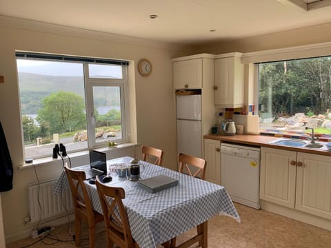 Coffee/tea facilities, Kitchen or kitchenette, Dining area, Garden view, Lake view