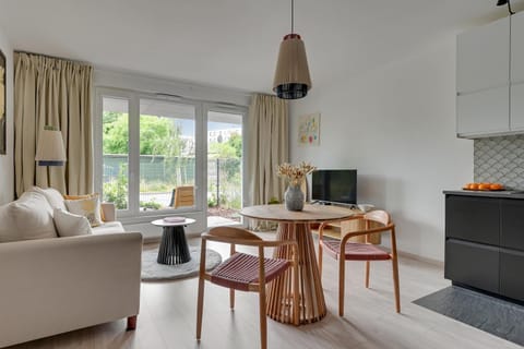 TV and multimedia, Kitchen or kitchenette, Living room, Seating area, Dining area