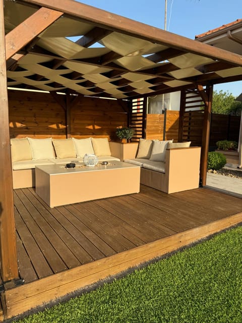 Patio, Day, Garden, Balcony/Terrace, Living room, Seating area, Garden view, Inner courtyard view