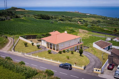 Property building, Neighbourhood, Natural landscape, Bird's eye view, Sea view, Street view, Location, Parking
