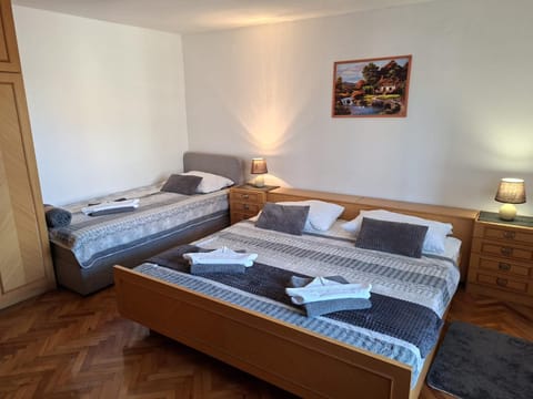 Bed, Bedroom, towels