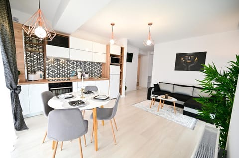TV and multimedia, Kitchen or kitchenette, Living room, Dining area