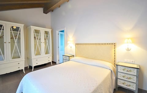 Bed, Photo of the whole room, Bedroom, wardrobe