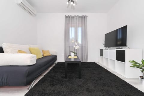 TV and multimedia, Living room, Photo of the whole room, Seating area, air conditioner