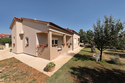 Property building, Facade/entrance, Off site