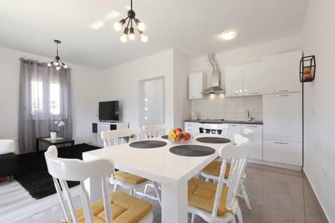 TV and multimedia, Kitchen or kitchenette, Seating area, Dining area