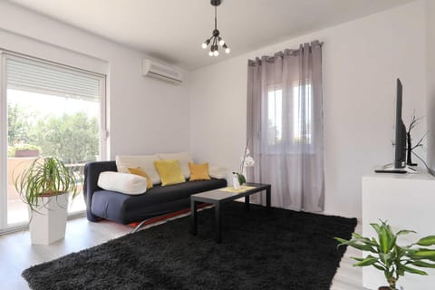 Living room, Seating area, air conditioner