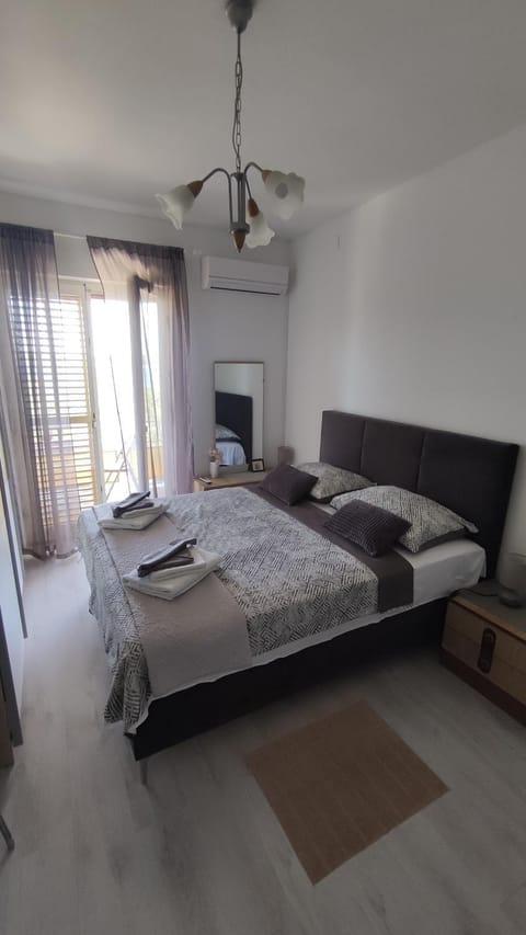 Bed, TV and multimedia, Bedroom, towels