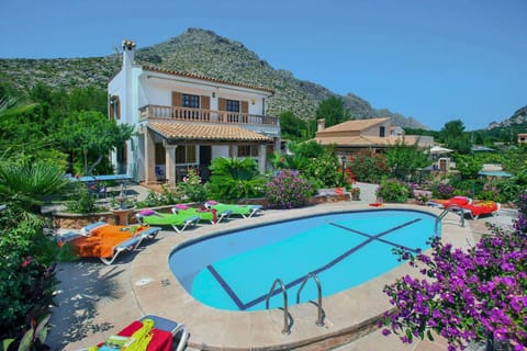 Property building, Day, Natural landscape, Garden, Mountain view, Pool view, Swimming pool, sunbed