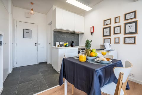 Kitchen or kitchenette, Dining area, oven, stove