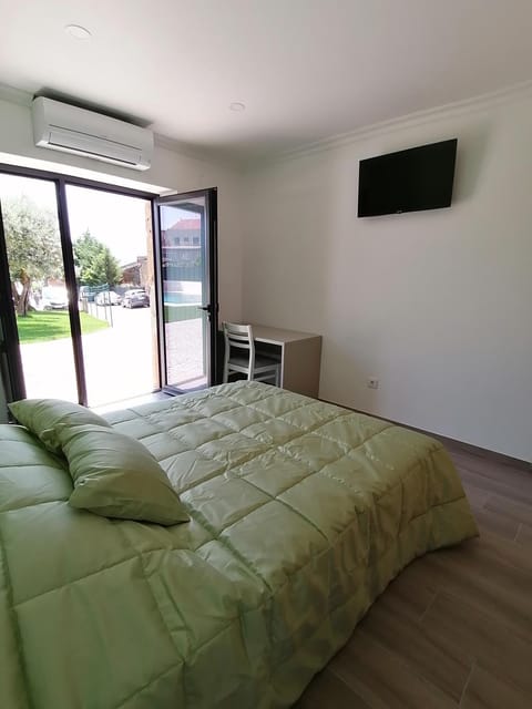 Communal lounge/ TV room, Bed, TV and multimedia, Photo of the whole room, Bedroom
