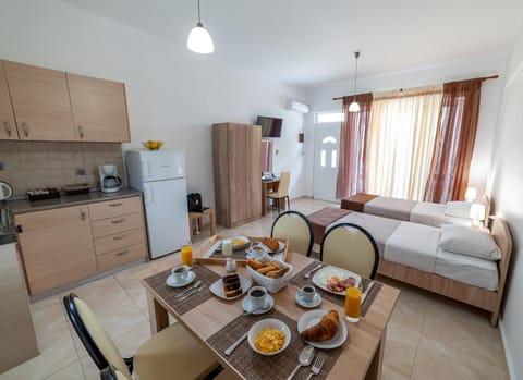 Kitchen or kitchenette, Dining area, Breakfast, Continental breakfast, Buffet breakfast