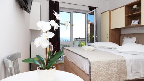 Bed, Bedroom, internet, towels