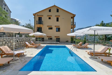 Property building, Patio, Day, Pool view, Swimming pool, sunbed