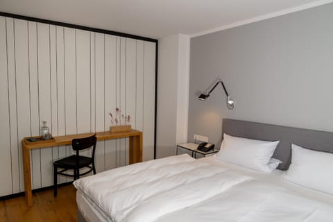 Photo of the whole room, Bedroom