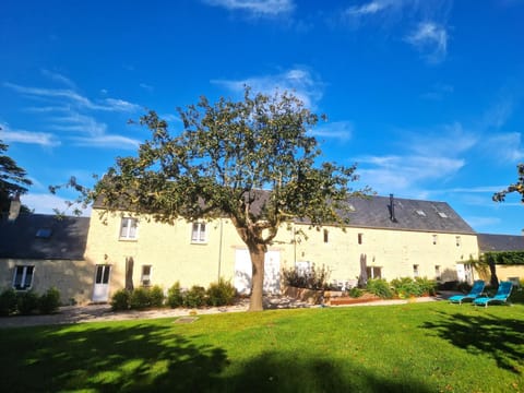 Property building, Natural landscape, Garden, Sauna, Fitness centre/facilities, Garden view, group of guests, Family, Parking, locker