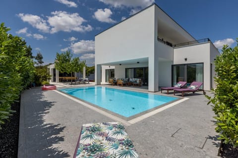 Property building, Day, Garden, Garden view, Pool view, Swimming pool, sunbed