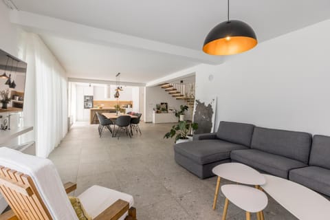 TV and multimedia, Kitchen or kitchenette, Living room, Seating area, Dining area