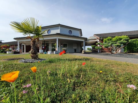 Property building, Facade/entrance, Garden, Garden, Garden view, Garden view