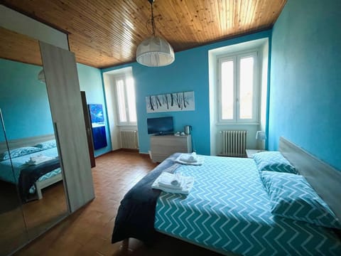 Bed, Photo of the whole room, Bedroom, internet, towels