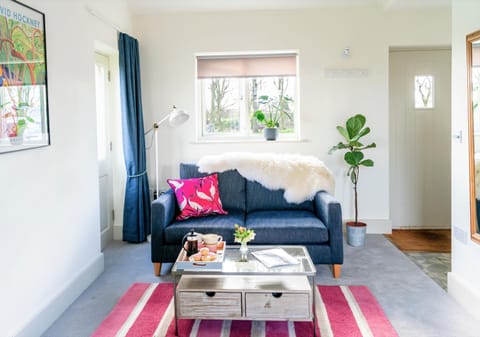 Living room, Seating area, Pets