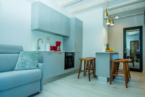 Kitchen or kitchenette, Living room, Seating area, Dining area, Communal kitchen