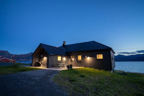 BEDEHUSET Basecamp Senja Campground/
RV Resort in Nordland, Norway